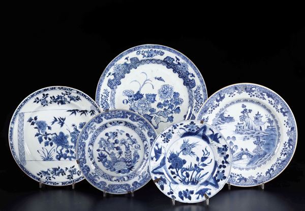 Cinque piatti diversi in porcellana bianca e blu con paesaggi, decori floreali e soggetti naturalistici, Cina, Dinastia Qing, epoca Kangxi 81662-1722) ed epoca Qianlong (1736-1796)