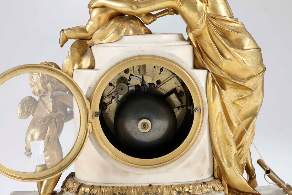 Pendola da Tavolo in Bronzo Dorato e Marmo Bianco con Venere e Due Putti, XIX Secolo