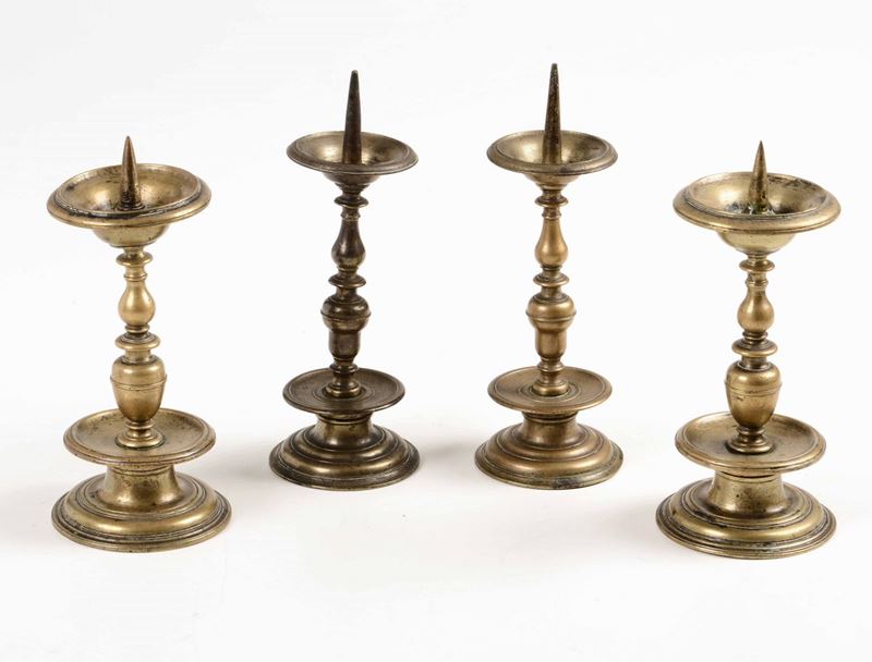 Due coppie di candelieri a balaustro. Fonditore del XVII-XVIII secolo  - Asta Asta a Tempo | Scultura e Oggetti d'arte - Cambi Casa d'Aste
