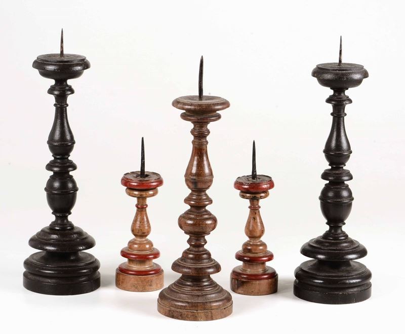 Gruppo di candelieri a balaustro in legno tornito. Manifattura del XVII-XVIII secolo  - Auction Timed Auction | Sculpture - Cambi Casa d'Aste
