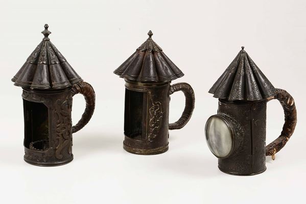 Tre lanterne con manico in rame sbalzato e cesellato rivestito in cuoio. Manifattura del XVIII secolo [..]
