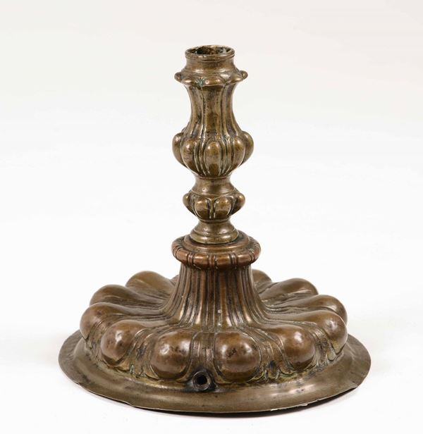 Candeliere in bronzo fuso e rame sbalzato. Manifattura del XVII secolo