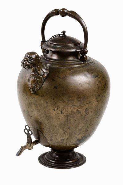 Versatoio in Rame Sbalzato e Bronzo Fuso e Cesellato. Manifattura del XVII Secolo
