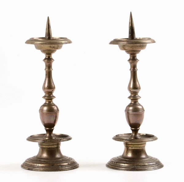 Coppia di candelieri a balaustro in bronzo fuso. Fonditore del XVIII secolo