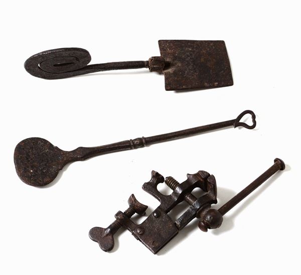 Gruppo di tre strumenti da lavoro in ferro forgiato. Manifattura del XIX secolo