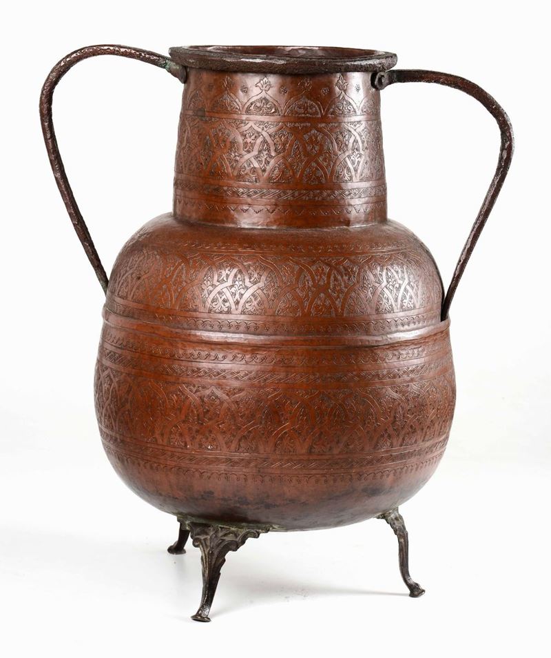 Grande vaso biansato in rame sbalzato decorato a incisione con motivi geometrici  - Auction Timed Auction | Sculpture - Cambi Casa d'Aste