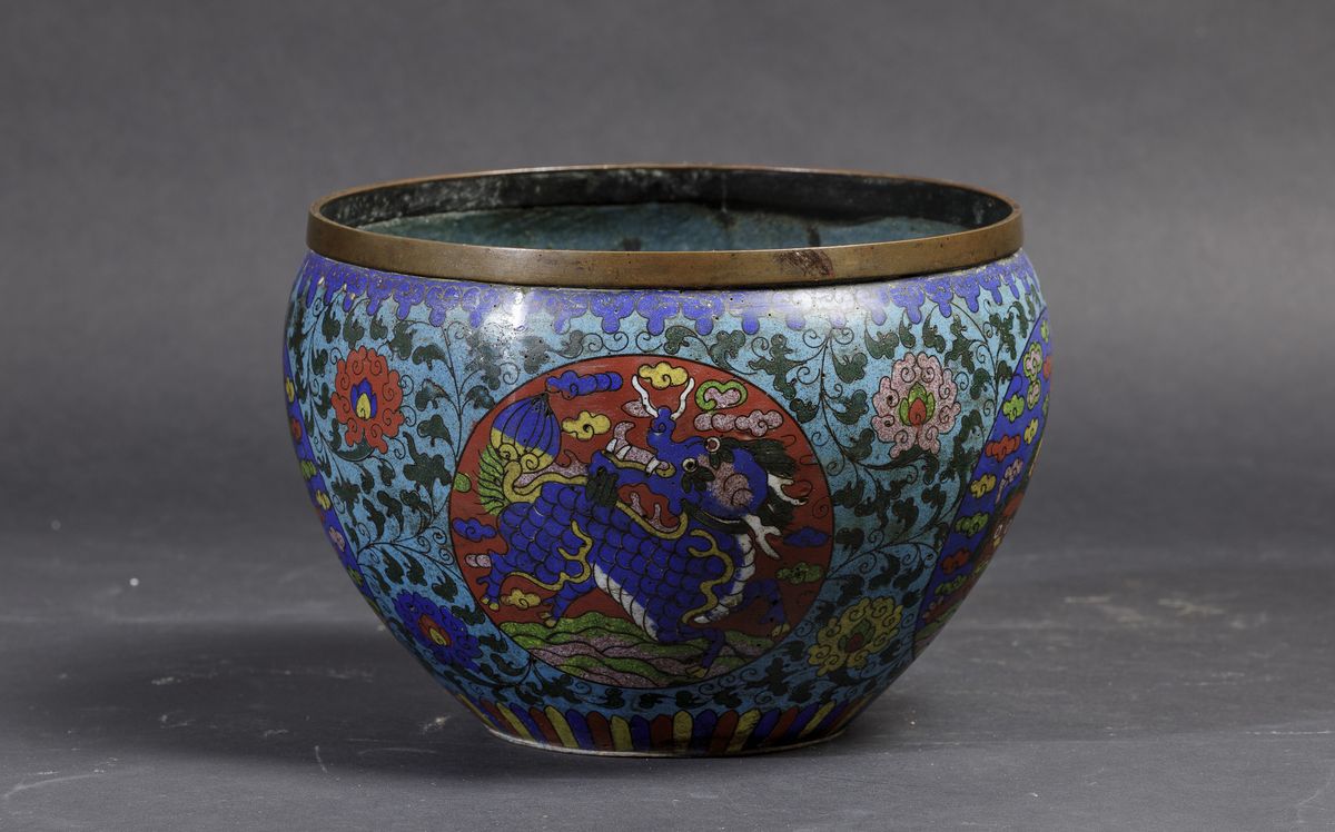 Coppia di Piccole Giardiniere a Smalti Cloisonnè con Figure di Draghi e Cani di Pho Entro Riserve...