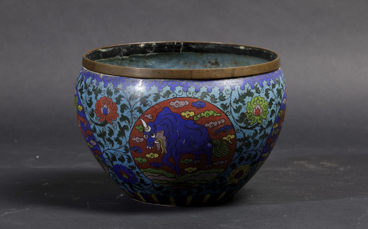 Coppia di Piccole Giardiniere a Smalti Cloisonnè con Figure di Draghi e Cani di Pho Entro Riserve...
