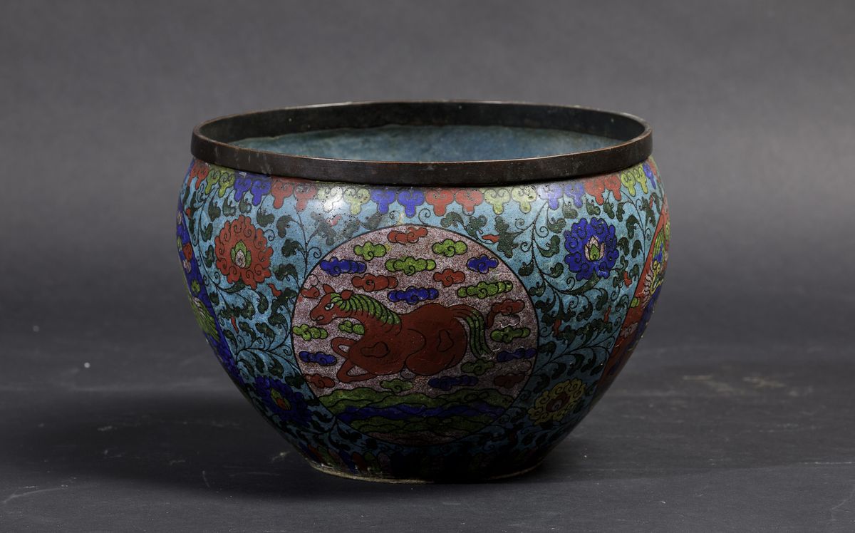 Coppia di Piccole Giardiniere a Smalti Cloisonnè con Figure di Draghi e Cani di Pho Entro Riserve...
