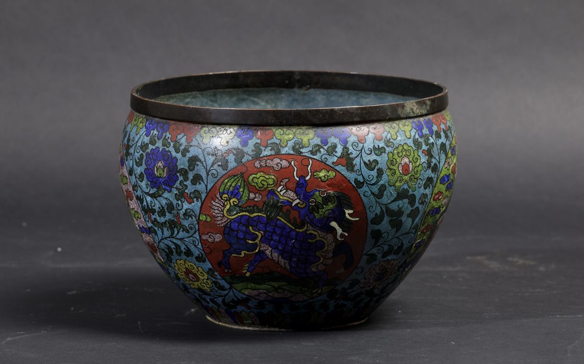 Coppia di Piccole Giardiniere a Smalti Cloisonnè con Figure di Draghi e Cani di Pho Entro Riserve...