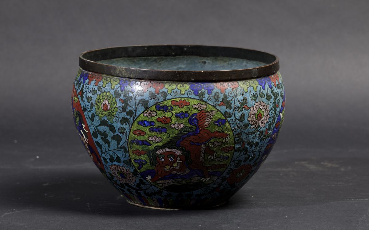 Coppia di Piccole Giardiniere a Smalti Cloisonnè con Figure di Draghi e Cani di Pho Entro Riserve...