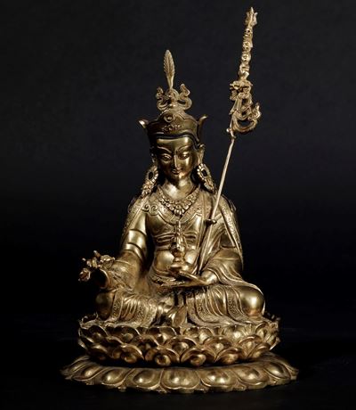 Figura di Lama con Vajra Seduto su Doppio Fiore di Loto in Bronzo Dorato con Tracce di Policromia...