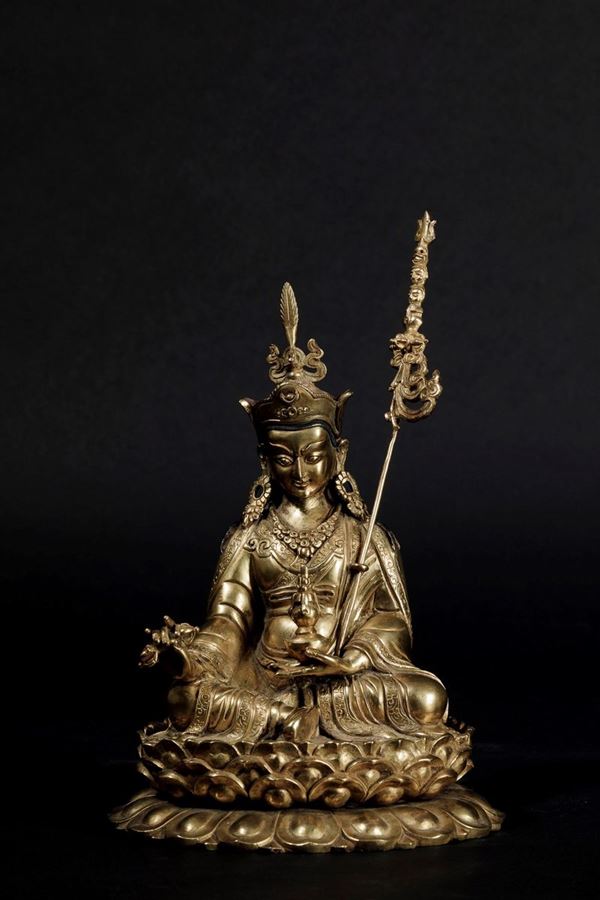 Figura di Lama con Vajra seduto su doppio fiore di loto in bronzo dorato con tracce di policromia, Cina, XX secolo