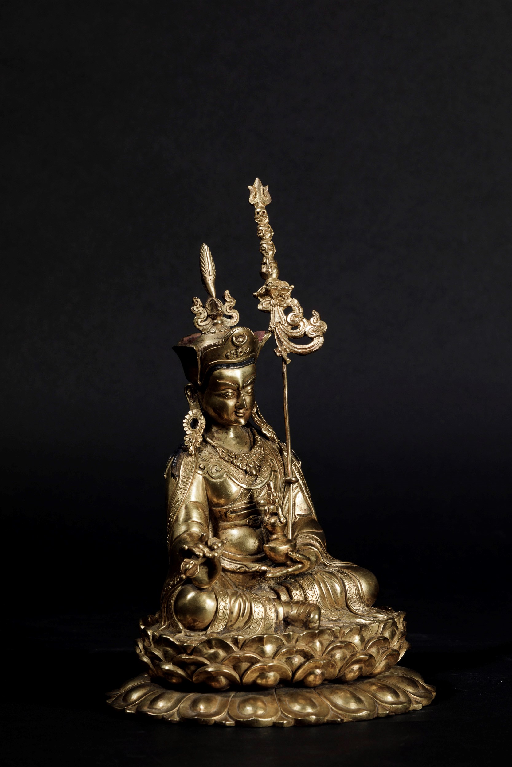 Figura di Lama con Vajra Seduto su Doppio Fiore di Loto in Bronzo Dorato con Tracce di Policromia...