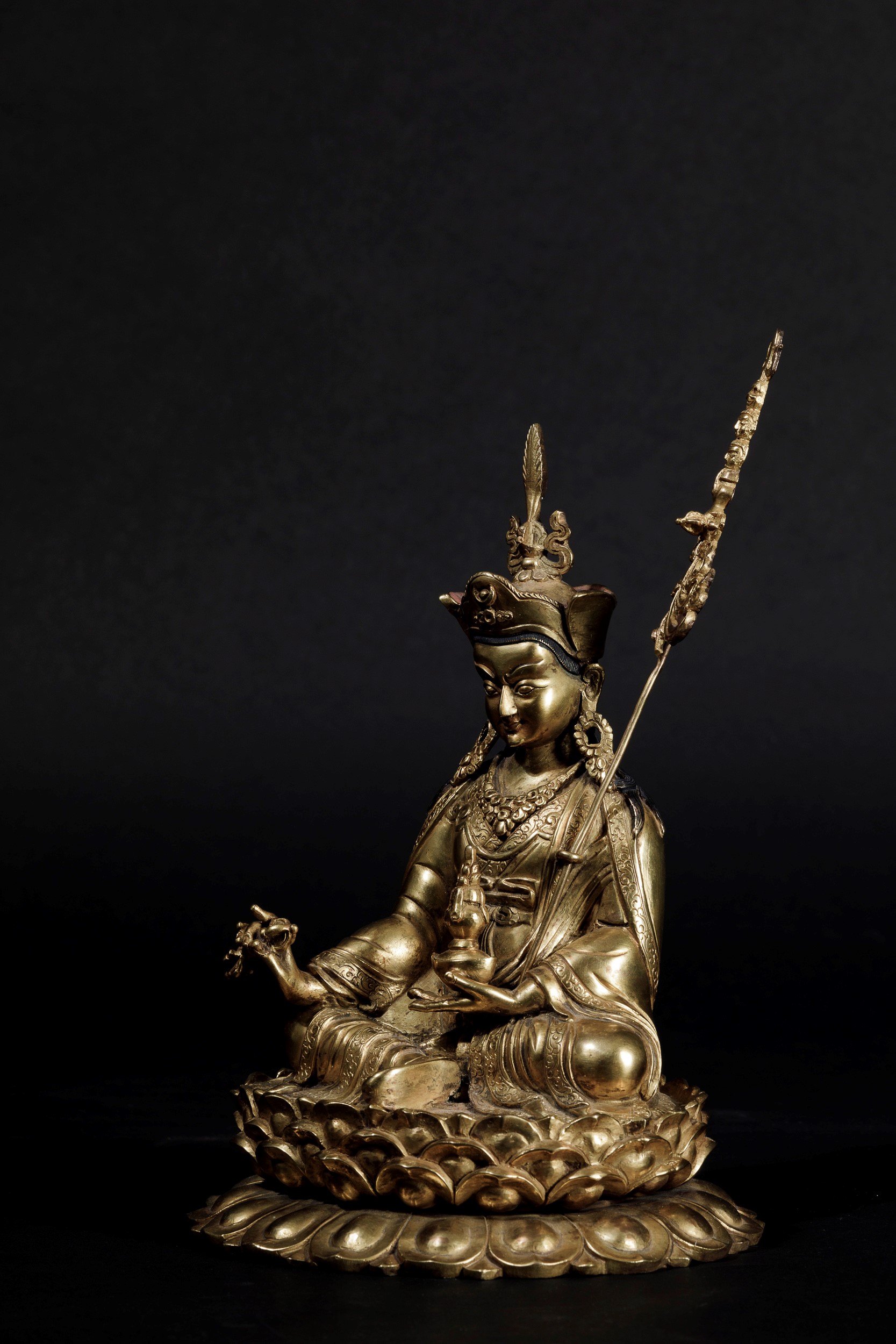 Figura di Lama con Vajra Seduto su Doppio Fiore di Loto in Bronzo Dorato con Tracce di Policromia...