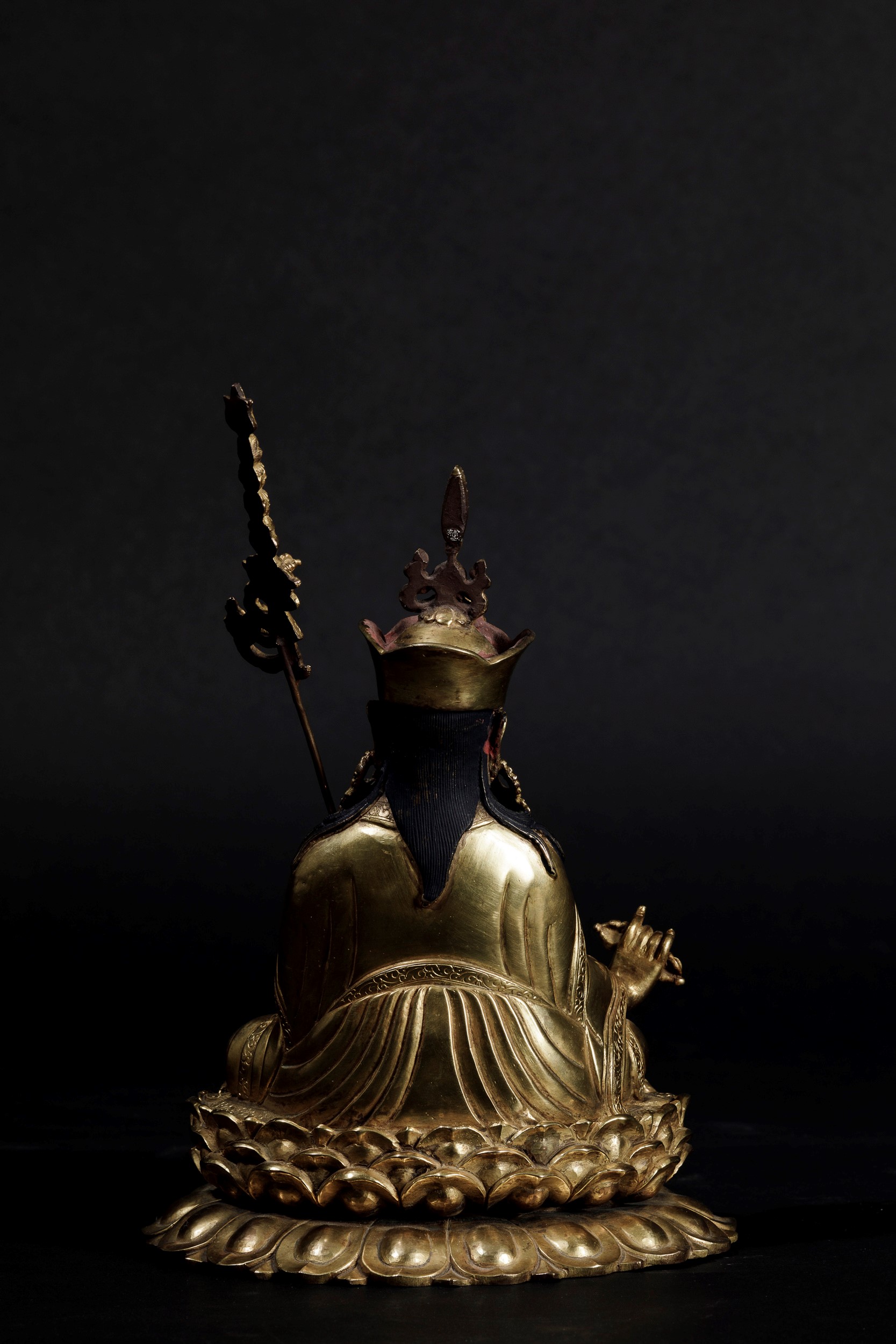Figura di Lama con Vajra Seduto su Doppio Fiore di Loto in Bronzo Dorato con Tracce di Policromia...