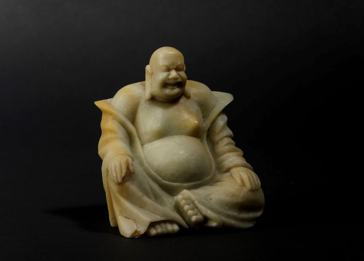 Figura di Budai Seduto in Saponaria, Cina, XX Secolo