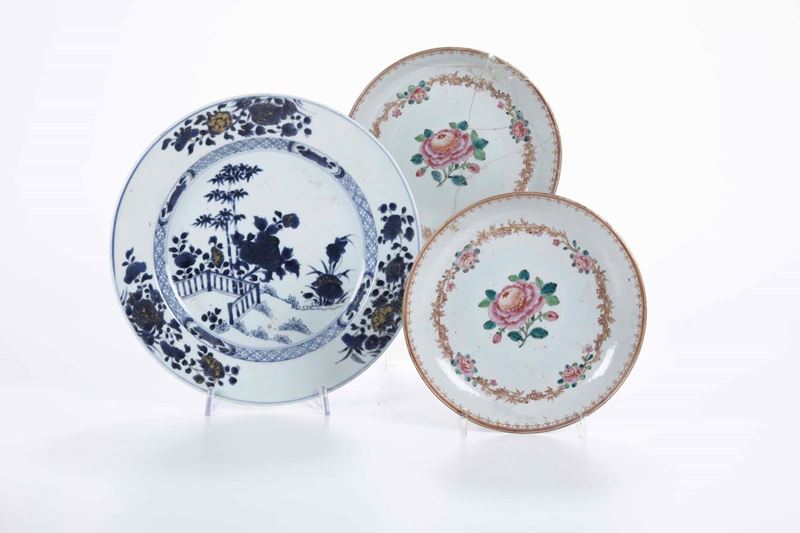 Lotto di tre piatti in porcellana con decori floreali e paesaggio, Cina, Compagnia delle Indie, XVIII secolo  - Asta Arte Orientale | Cambi Time - Cambi Casa d'Aste
