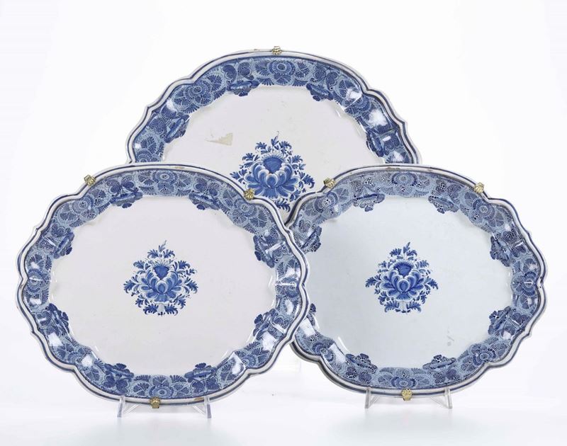 Tre piatti Faenza,Manifattura Ferniani, prima metà del XVIII secolo  - Asta Ceramiche | Cambi Time - Cambi Casa d'Aste