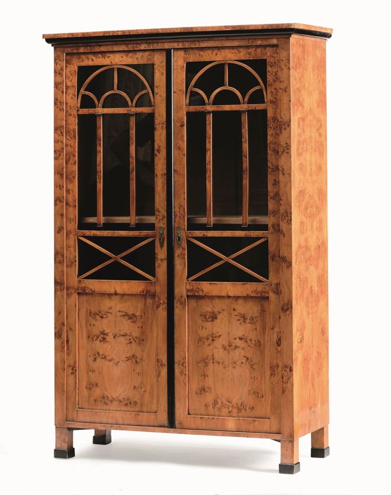 Armadio vetrina in acero e legno scurito. Nord Europa, periodo Biedermeier  - Asta Dimore Italiane - Cambi Casa d'Aste