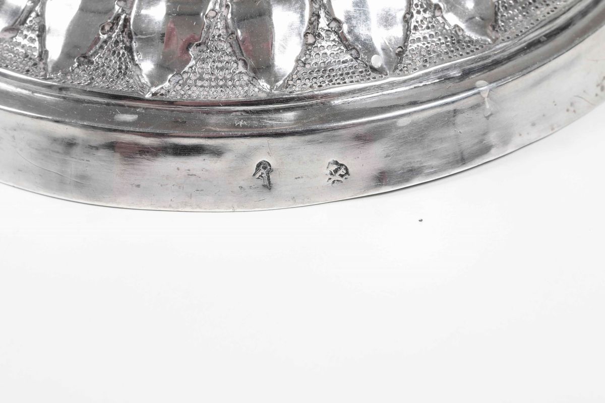 Coppia di Candelieri in Argento Fuso, Sbalzato e Cesellato. Roma, Inizio del XIX Secolo Mastro Ar...
