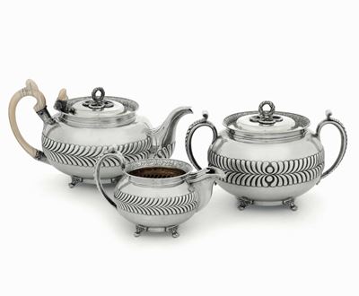 Servizio da Tè e Caffè in Argento Fuso, Sbalzato e Cesellato. Russia, San Pietroburgo 1825. Argen...
