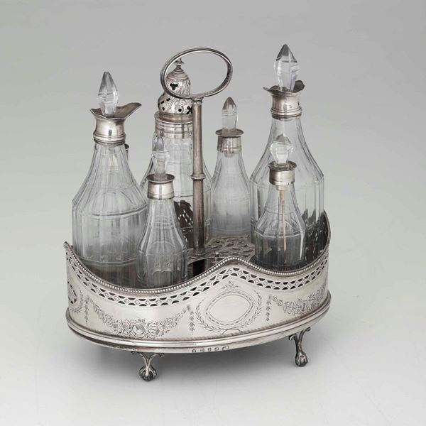 Cruet in argento fuso, sbalzato, cesellato e traforato, vetro molato e legno. Londra 1787, argentiere Robert Hennel