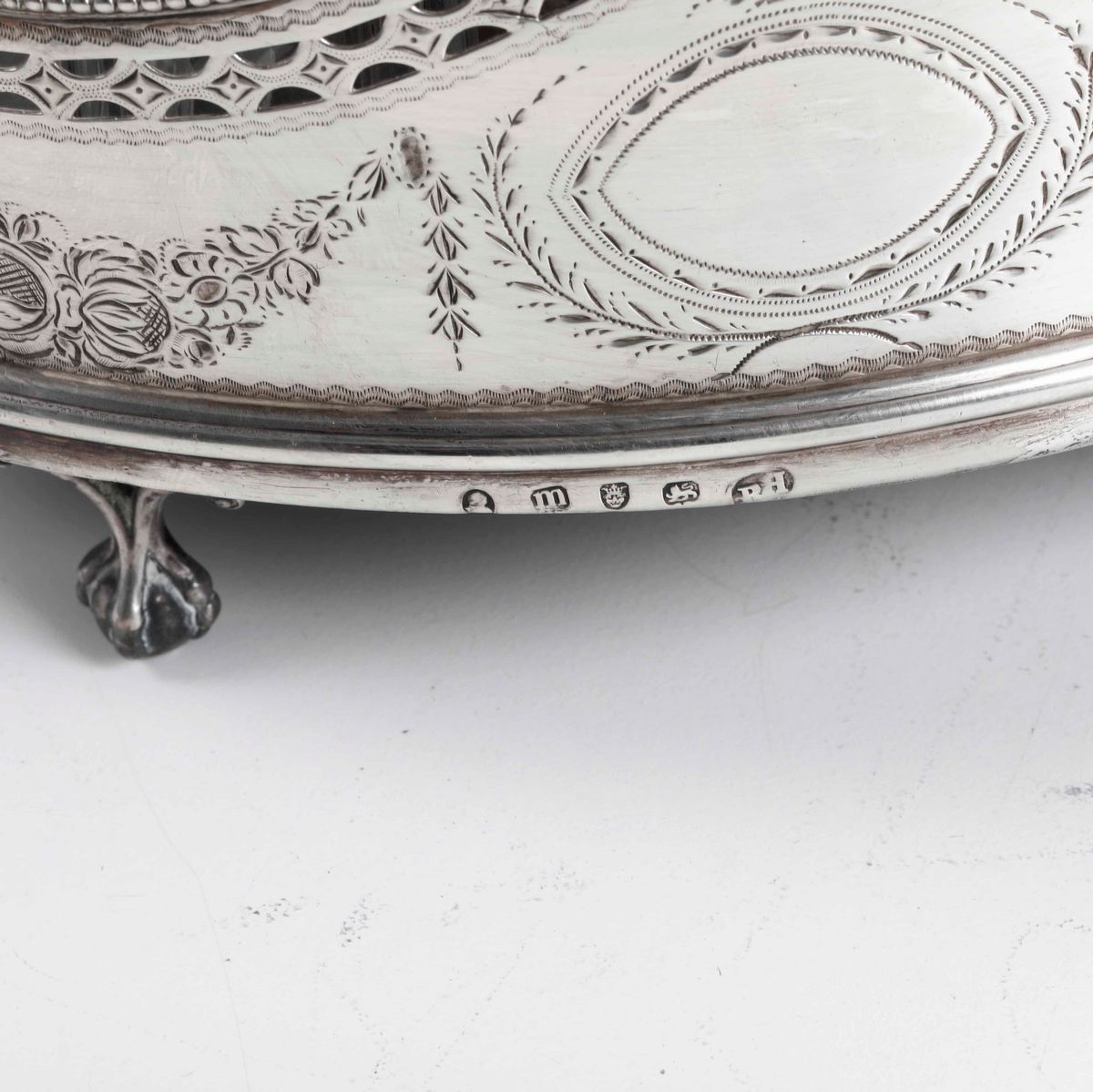 Cruet in Argento Fuso, Sbalzato, Cesellato e Traforato, Vetro Molato e Legno. Londra 1787, Argent...