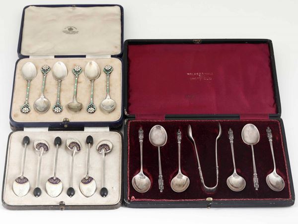Insieme di sei cucchiaini in argento Mappin & Webb, sei cucchiaini in metallo argentato e smalti e sei cucchiaini ed una pinzetta Walker & Hall, Inghilterra XX secolo