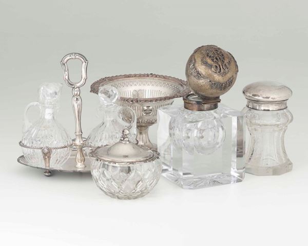 Insieme di oggetti in metallo argentato e vetro molato, XX secolo