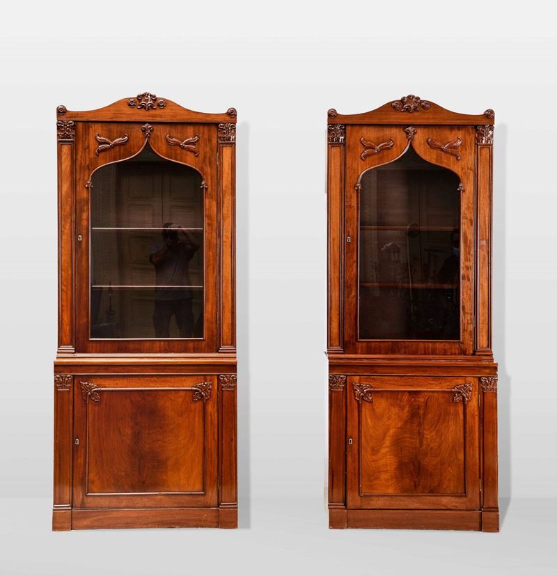 Coppia di librerie in mogano con alzata a vetri. Francia o Inghilterra, 1830 circa  - Asta La villa di campagna di Leonardo Botta - II - Cambi Casa d'Aste