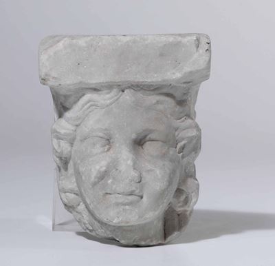 Frammento in Marmo Bianco di Erma Raffigurante Testa Muliebre. Lapicida del XVI-XVII Secolo