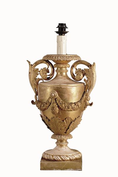 Vaso Biansato in Legno Intagliato e Dorato. XIX Secolo