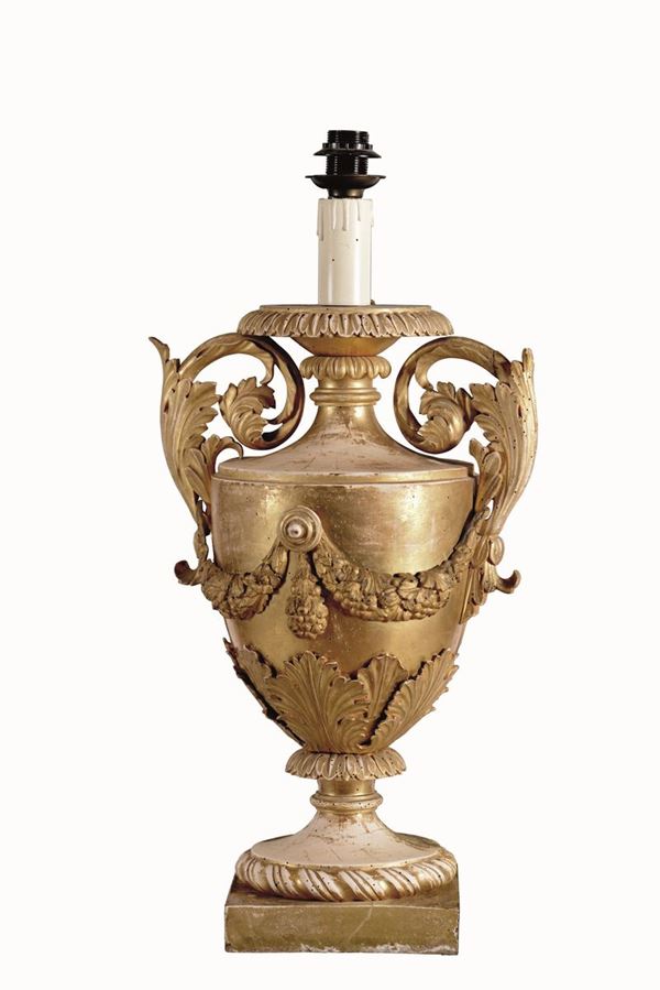 Vaso biansato in legno intagliato e dorato. XIX secolo