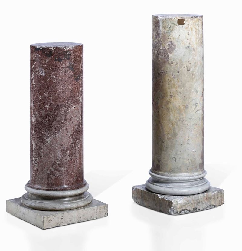 Due mezze colonne in scagliola dipinta a finto marmo. XX secolo  - Asta La villa di campagna di Leonardo Botta - II - Cambi Casa d'Aste