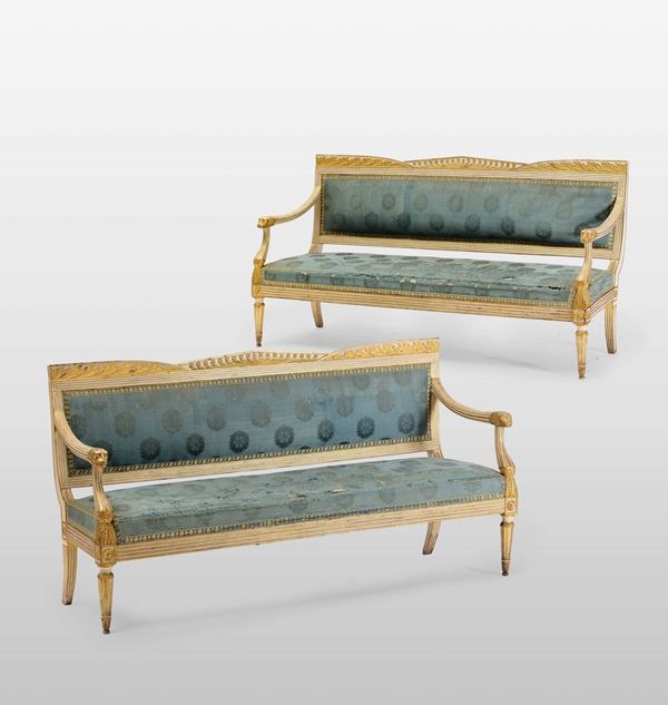 Coppia di divanetti in legno laccato e dorato. Napoli XVIII-XIX secolo