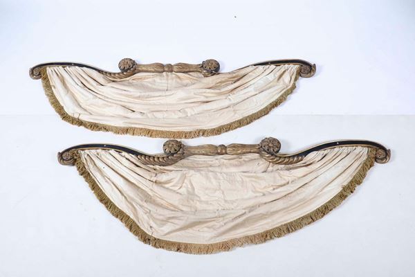 Coppia di mantovane in legno intagliato, dorato e laccato, XIX secolo