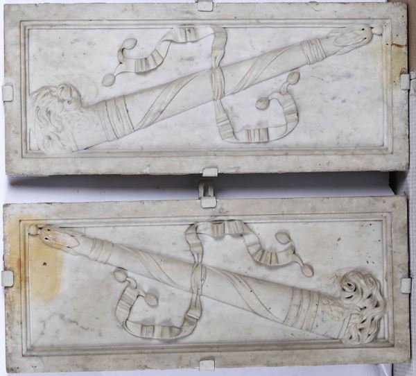 Coppia di bassorilievi allegorici raffiguranti torcie capovolte. Marmo bianco. Arte neoclassica del XVIII secolo