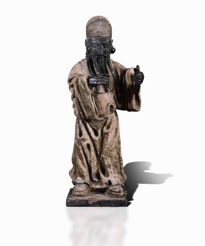 Figura di dignitario in grès invetriato, Cina, Dinastia Qing, XIX secolo  - Asta La villa di campagna di Leonardo Botta - II - Cambi Casa d'Aste