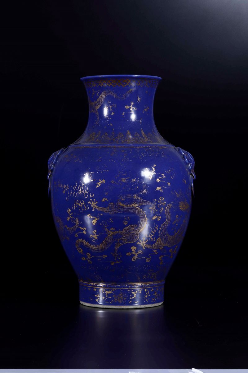 Vaso in Porcellana Monocroma Blu con Decoro di Draghi Lumeggiato Oro, Cina, Dinastia Qing, Epoca ...