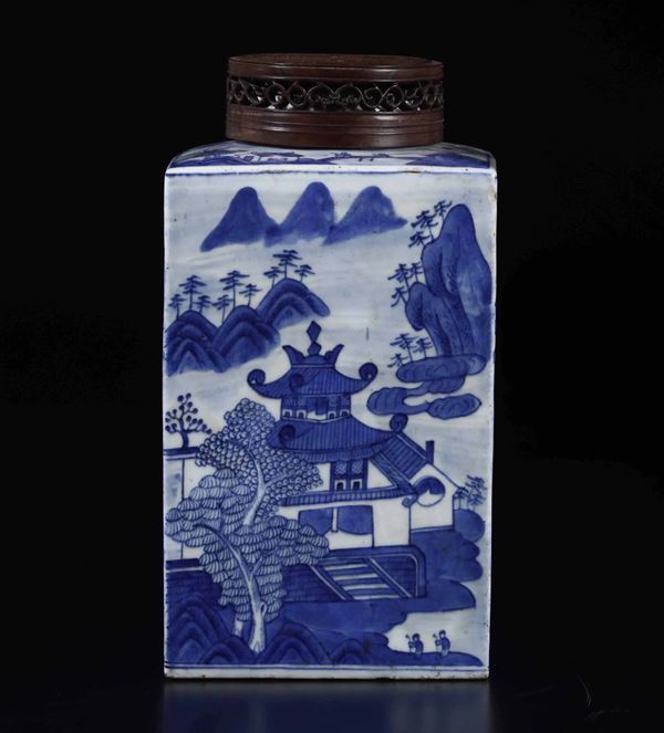Vaso in porcellana blu e bianca a sezione quadrata con paesaggi e coperchio in legno, Cina, Dinastia Qing, epoca Qianlong (1732-1796)