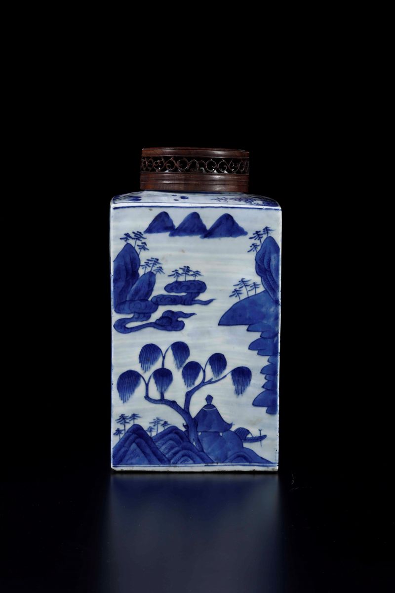 Vaso in Porcellana Blu e Bianca a Sezione Quadrata con Paesaggi e Coperchio in Legno, Cina, Dinas...
