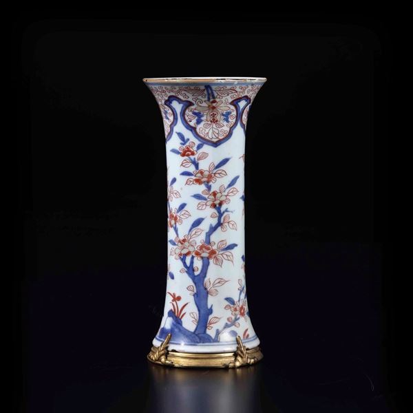 Vaso a tromba in porcellana Imari con scena naturalistica e decori floreali, Cina, Dinastia Qing, epoca Qianlong (1736-1796)