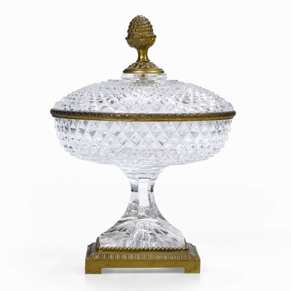 Coppa in cristallo molato e finimenti in bronzo dorato. XX secolo
