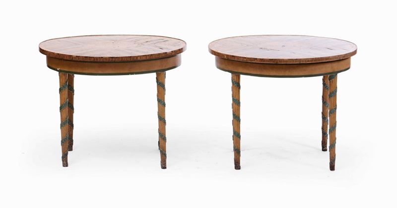 Coppia di tavolini ovali in legno intagliato e dipinto, piano in vari legni, Italia XVIII-XIX secolo  - Asta La villa di campagna di Leonardo Botta - II - Cambi Casa d'Aste