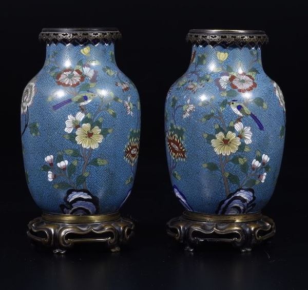 Coppia di vasi a smalti cloisonné con decoro di uccellini tra i rami, Cina, Dinastia Qing, XIX secolo