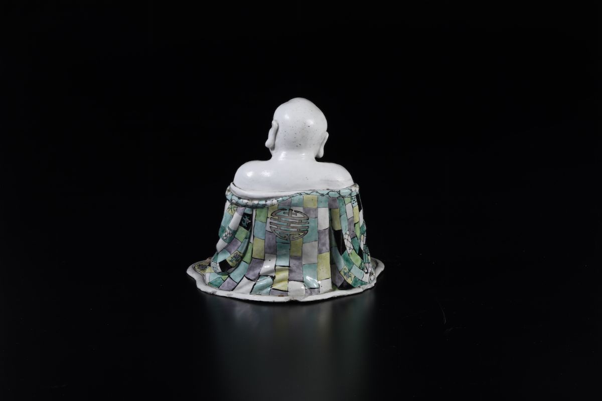 Figura Budai Seduto in Porcellana Famiglia Verde, Cina, Dinastia Qing, Epoca Kangxi (1662-1722)