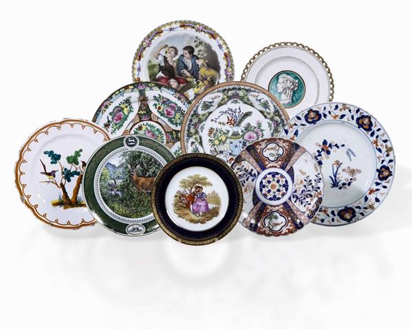Lotto di nove piatti in porcellana, diverse manifatture, XVIII, XIX e XX secolo