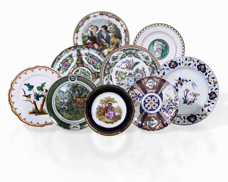 Lotto di nove piatti in porcellana, diverse manifatture, XVIII, XIX e XX secolo  - Asta La villa di campagna di Leonardo Botta - II - Cambi Casa d'Aste