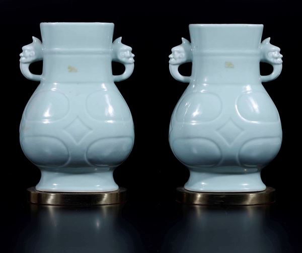 Coppia di vasi in porcellana celadon con decoro d'ispirazione arcaica e anse con testa di draghetto, Cina, XX secolo